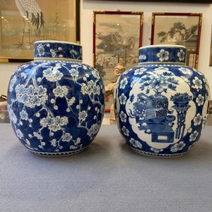 Vier Chinese blauw-witte dekselpotten met antiquiteiten, 19e eeuw — foto 20