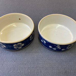 Vier Chinese blauw-witte dekselpotten met antiquiteiten, 19e eeuw — foto 26