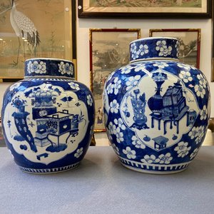 Vier Chinese blauw-witte dekselpotten met antiquiteiten, 19e eeuw — foto 28