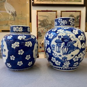 Vier Chinese blauw-witte dekselpotten met antiquiteiten, 19e eeuw — foto 29