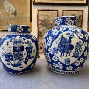Vier Chinese blauw-witte dekselpotten met antiquiteiten, 19e eeuw — foto 30