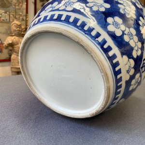 Vier Chinese blauw-witte dekselpotten met antiquiteiten, 19e eeuw — foto 35