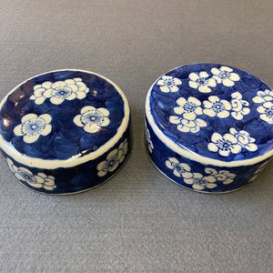Vier Chinese blauw-witte dekselpotten met antiquiteiten, 19e eeuw — foto 36
