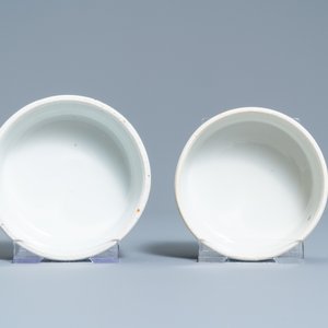 Vier Chinese blauw-witte dekselpotten met antiquiteiten, 19e eeuw — foto 9