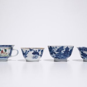 Vier Chinese blauw-witte en famille rose koppen en schotels, 18/19e eeuw — foto 6