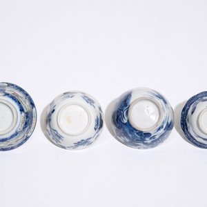 Vier Chinese blauw-witte en famille rose koppen en schotels, 18/19e eeuw — foto 9