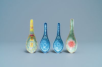 Vier Chinese blauw-witte en famille rose lepels, 19e eeuw