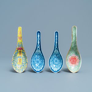 Vier Chinese blauw-witte en famille rose lepels, 19e eeuw — foto 1