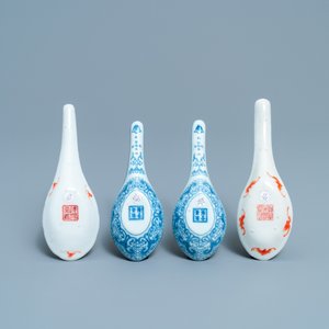 Vier Chinese blauw-witte en famille rose lepels, 19e eeuw — foto 2