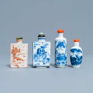 Vier Chinese blauw-witte en ijzerrode snuifflessen, 19/20e eeuw — foto 1