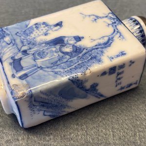 Vier Chinese blauw-witte en ijzerrode snuifflessen, 19/20e eeuw — foto 14