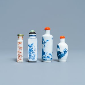 Vier Chinese blauw-witte en ijzerrode snuifflessen, 19/20e eeuw — foto 2