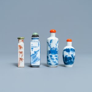 Vier Chinese blauw-witte en ijzerrode snuifflessen, 19/20e eeuw — foto 4