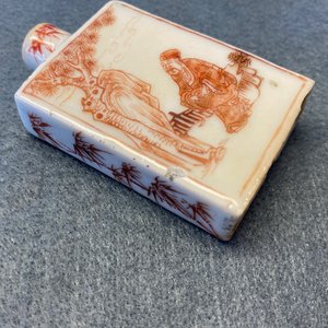 Vier Chinese blauw-witte en ijzerrode snuifflessen, 19/20e eeuw — foto 7