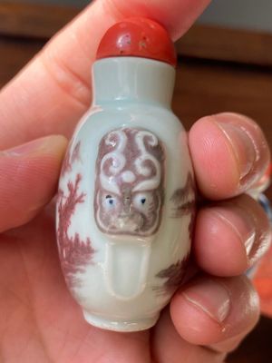 Vier Chinese blauw-witte en koperrode snuifflessen, 19e eeuw — foto 11