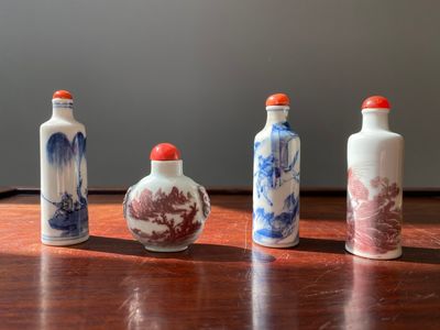 Vier Chinese blauw-witte en koperrode snuifflessen, 19e eeuw — foto 2