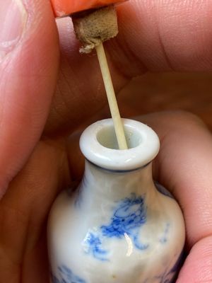 Vier Chinese blauw-witte en koperrode snuifflessen, 19e eeuw — foto 22