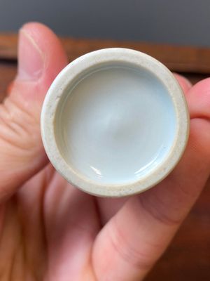Vier Chinese blauw-witte en koperrode snuifflessen, 19e eeuw — foto 26