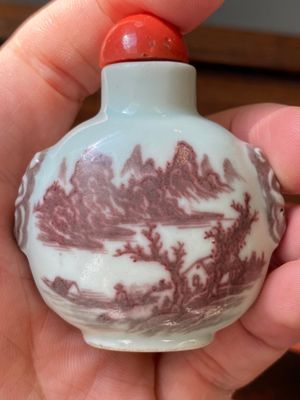 Vier Chinese blauw-witte en koperrode snuifflessen, 19e eeuw — foto 10