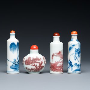 Vier Chinese blauw-witte en koperrode snuifflessen, 19e eeuw — foto 1