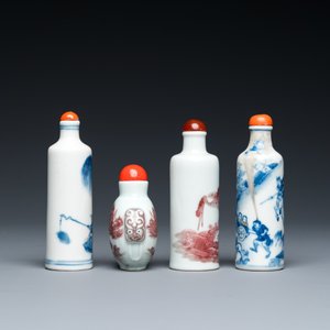 Vier Chinese blauw-witte en koperrode snuifflessen, 19e eeuw — foto 3