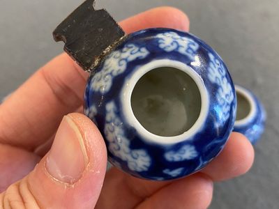 Vier Chinese blauw-witte en koperrode vogelvoederbakjes, 19e eeuw — foto 12