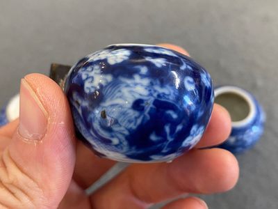 Vier Chinese blauw-witte en koperrode vogelvoederbakjes, 19e eeuw — foto 13