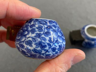 Vier Chinese blauw-witte en koperrode vogelvoederbakjes, 19e eeuw — foto 16