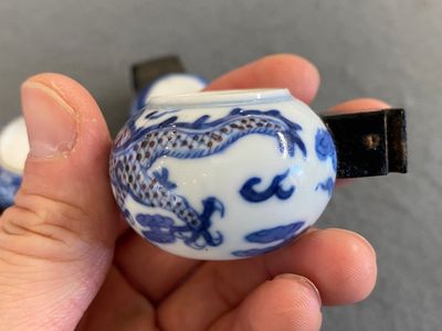 Vier Chinese blauw-witte en koperrode vogelvoederbakjes, 19e eeuw — foto 5