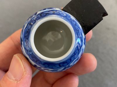 Vier Chinese blauw-witte en koperrode vogelvoederbakjes, 19e eeuw — foto 8
