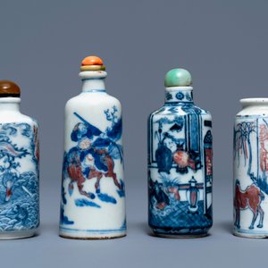 Vier Chinese blauw-witte en onderglazuur rode snuifflessen, 18/19e eeuw — foto 2