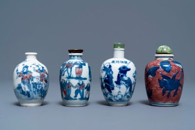 Vier Chinese blauw-witte en onderglazuur rode snuifflessen, 19/20e eeuw