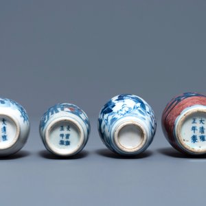 Vier Chinese blauw-witte en onderglazuur rode snuifflessen, 19/20e eeuw — foto 4