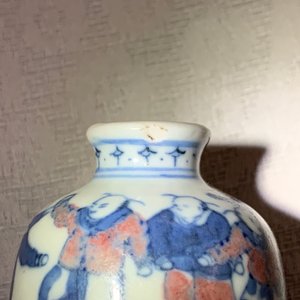 Vier Chinese blauw-witte en onderglazuur rode snuifflessen, 19/20e eeuw — foto 6