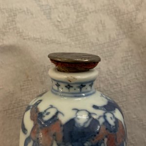 Vier Chinese blauw-witte en onderglazuur rode snuifflessen, 19/20e eeuw — foto 7