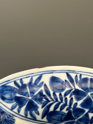 Vier Chinese blauw-witte gelobde borden met feniksen en apen, bloem merk, Kangxi — foto 11