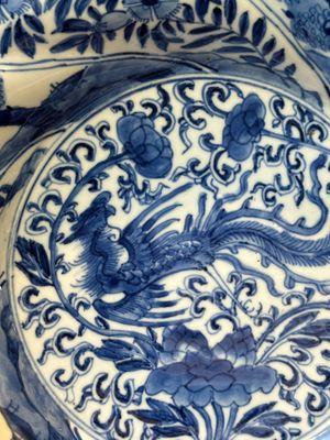 Vier Chinese blauw-witte gelobde borden met feniksen en apen, bloem merk, Kangxi — foto 3