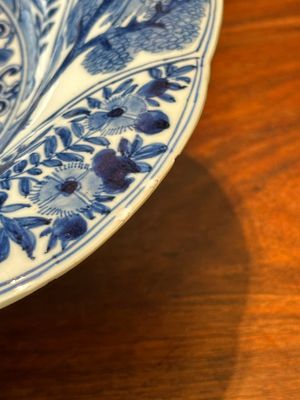 Vier Chinese blauw-witte gelobde borden met feniksen en apen, bloem merk, Kangxi — foto 9
