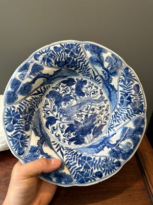 Vier Chinese blauw-witte gelobde borden met feniksen en apen, bloem merk, Kangxi — foto 10