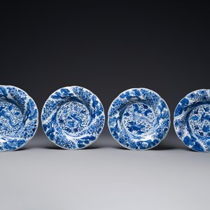 Vier Chinese blauw-witte gelobde borden met feniksen en apen, bloem merk, Kangxi — foto 4