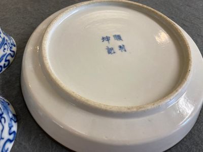 Vier Chinese blauw-witte koppen en hun dienblad met boeddhistische leeuwen, Shun Li Kun Ji mark, 19e eeuw — foto 3