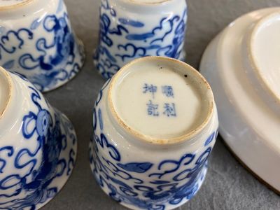Vier Chinese blauw-witte koppen en hun dienblad met boeddhistische leeuwen, Shun Li Kun Ji mark, 19e eeuw — foto 4