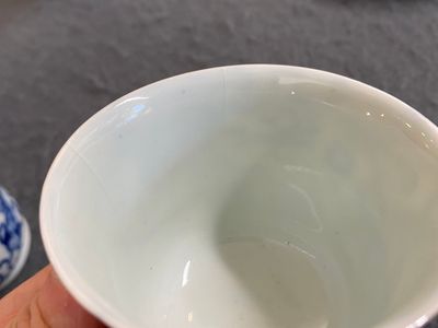 Vier Chinese blauw-witte koppen en hun dienblad met boeddhistische leeuwen, Shun Li Kun Ji mark, 19e eeuw — foto 7