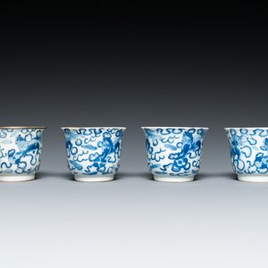Vier Chinese blauw-witte koppen en hun dienblad met boeddhistische leeuwen, Shun Li Kun Ji mark, 19e eeuw — foto 7
