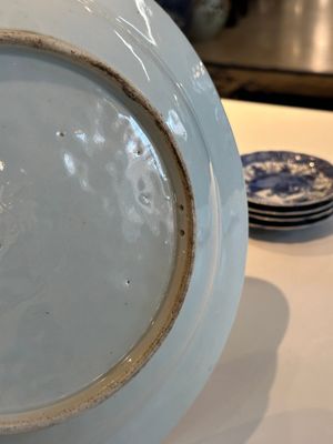 Vier Chinese blauw-witte koppen en schotels en een Imari-stijl scheerkom, Kangxi Qianlong — foto 8