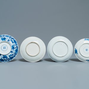 Vier Chinese blauw-witte koppen en schotels, Kangxi — foto 3