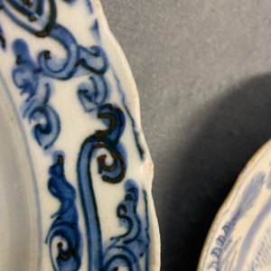 Vier Chinese blauw-witte kraakporseleinen borden met herten, Wanli — foto 6