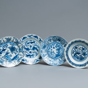 Vier Chinese blauw-witte kraakporseleinen borden, Wanli — foto 1