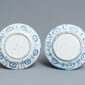 Vier Chinese blauw-witte kraakporseleinen borden, Wanli — foto 5