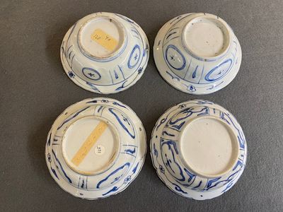 Vier Chinese blauw-witte kraakporseleinen klapmutskommen, Wanli — foto 2
